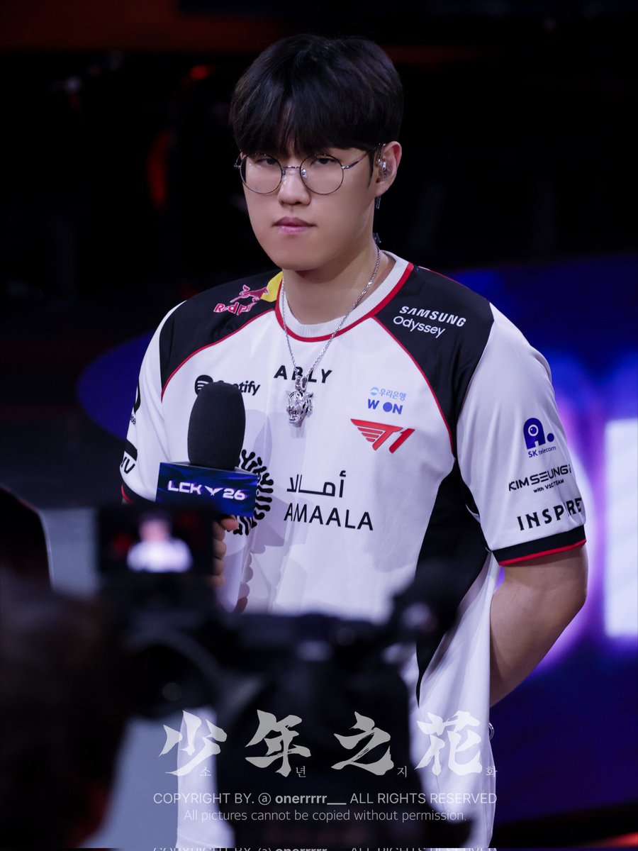 Onerrrrr___'s tweet photo. 𝟐𝟔𝟎𝟓𝟐𝟒 | 𝐏𝐎𝐌 𝐈𝐧𝐭𝐞𝐫𝐯𝐢𝐞𝐰 📸

아이컨택 👀

#Oner #오너 #T1 https://t.co/U7P1DrLvoG