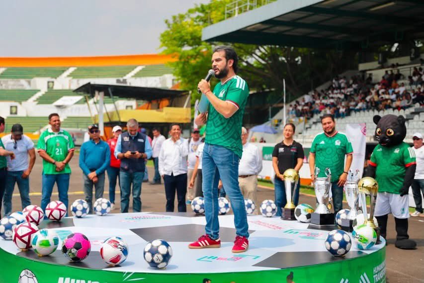 TorresAngelC's tweet photo. Me dio mucho gusto acompañar al secretario de Educación Estatal, Roger Mandujano, quien en representación de nuestro gobernador Eduardo Ramírez Aguilar dio el arranque del Mundialito Escolar 2026 “Gol por la Transformación” en Chiapas. Esta iniciativa nacional reunirá a miles de jóvenes chiapanecas y chiapanecos a través del deporte. Desde Tuxtla celebramos estos espacios que fortalecen la convivencia, el trabajo en equipo y la participación de nuestras juventudes.
