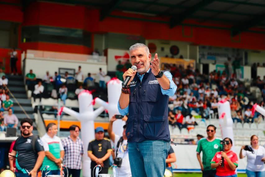 TorresAngelC's tweet photo. Me dio mucho gusto acompañar al secretario de Educación Estatal, Roger Mandujano, quien en representación de nuestro gobernador Eduardo Ramírez Aguilar dio el arranque del Mundialito Escolar 2026 “Gol por la Transformación” en Chiapas. Esta iniciativa nacional reunirá a miles de jóvenes chiapanecas y chiapanecos a través del deporte. Desde Tuxtla celebramos estos espacios que fortalecen la convivencia, el trabajo en equipo y la participación de nuestras juventudes.