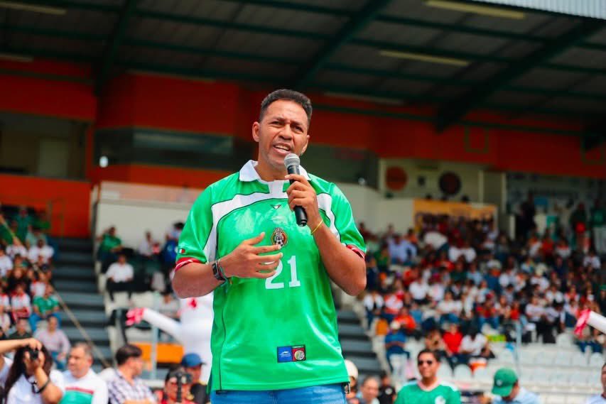 TorresAngelC's tweet photo. Me dio mucho gusto acompañar al secretario de Educación Estatal, Roger Mandujano, quien en representación de nuestro gobernador Eduardo Ramírez Aguilar dio el arranque del Mundialito Escolar 2026 “Gol por la Transformación” en Chiapas. Esta iniciativa nacional reunirá a miles de jóvenes chiapanecas y chiapanecos a través del deporte. Desde Tuxtla celebramos estos espacios que fortalecen la convivencia, el trabajo en equipo y la participación de nuestras juventudes.