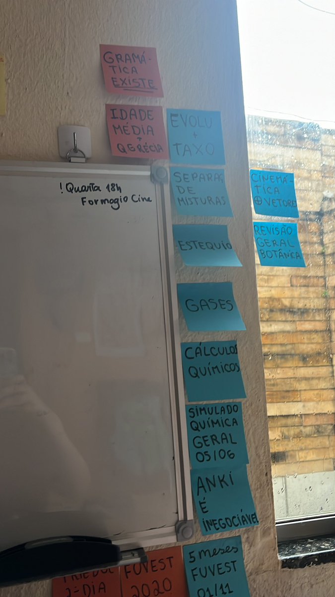 studsfolk's tweet photo. tava lendo um livro da ali hazelwood e lembrei que a diva da olive deixava um monte de post it com coisas que tinha pra fazer agora meu quarto ta assim https://t.co/R7kgRe6ukE