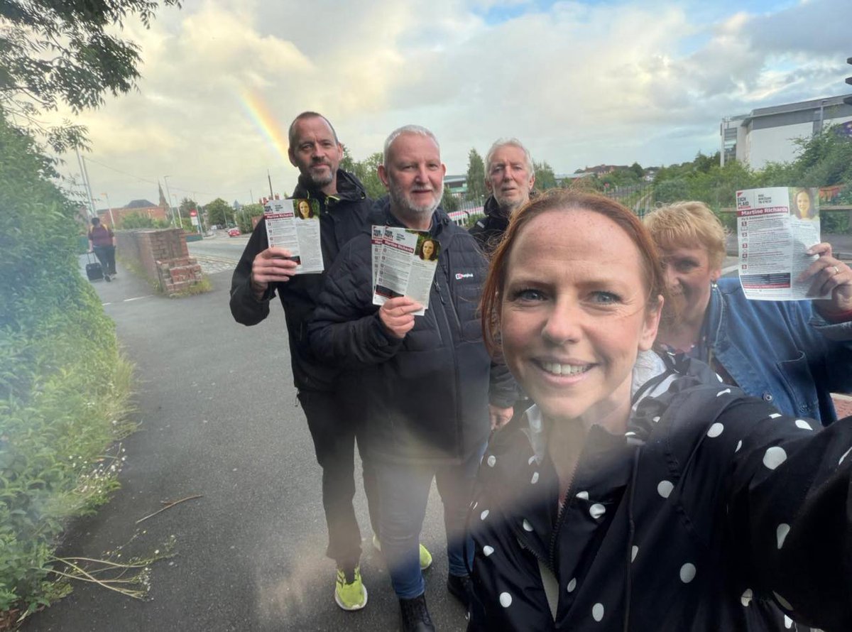 YPWrexham's tweet photo. Out and about in Grosvenor this evening despite the rain.

#wrexham #Grosvenor #wrecsam #yourparty #cymru #wales https://t.co/lOn6LT3B5O