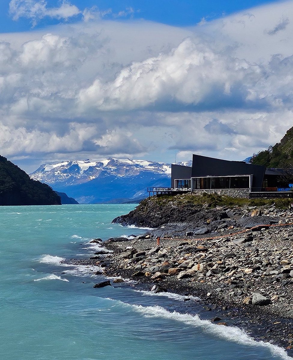 notiarjona's tweet photo. Ricardo Arjona demoró su partida de El Calafate para navegar el Lago Argentino
El vuelo privado que debía despegar este jueves a las 14:00 con destino a Santiago de Chile fue reprogramado para las 18:00, permitiéndole al cantante guatemalteco disfrutar unas horas más de su estadía en El Calafate.
La modificación en el itinerario estuvo motivada por una excursión que realizó durante la jornada al Brazo Norte del Lago Argentino junto a la empresa @solopatagonia. Durante la actividad, Arjona compartió momentos con los trabajadores de la firma y accedió a fotografiarse con ellos.
Tras su paso por la villa turística, el artista partirá hacia Chile, donde mañana iniciará una serie de 10 presentaciones en el Movistar Arena de Santiago.
En la imagen, Ricardo Arjona junto al equipo de Solo
Patagonia durante la navegación de hoy