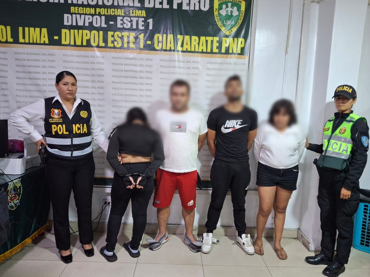 LimaRegion's tweet photo. 🚨 CAYERON "LOS VINOTINTOS DE MANGOMARCA"
​La @PoliciaPeru (DIVOPUS Este-1) detuvo en SJL a 4 extranjeros que realizaban disparos ebrios en una vivienda. Se les incautó un revólver, una pistola limada, municiones y dosis de PBC, cocaína y marihuana.
​ #SJL #PNP #GolpeAlCrimen https://t.co/vcwUVi8f6Y