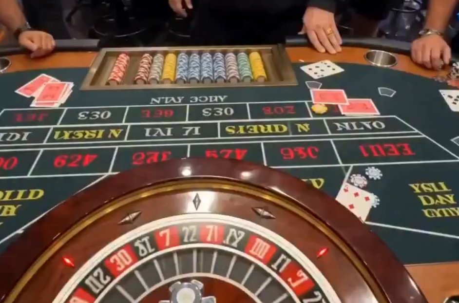 StripStumble's tweet photo. @A_326_29_816 @m6drop @Cosmopolitan_LV What are you betting on? https://t.co/Qo9Xty9twp