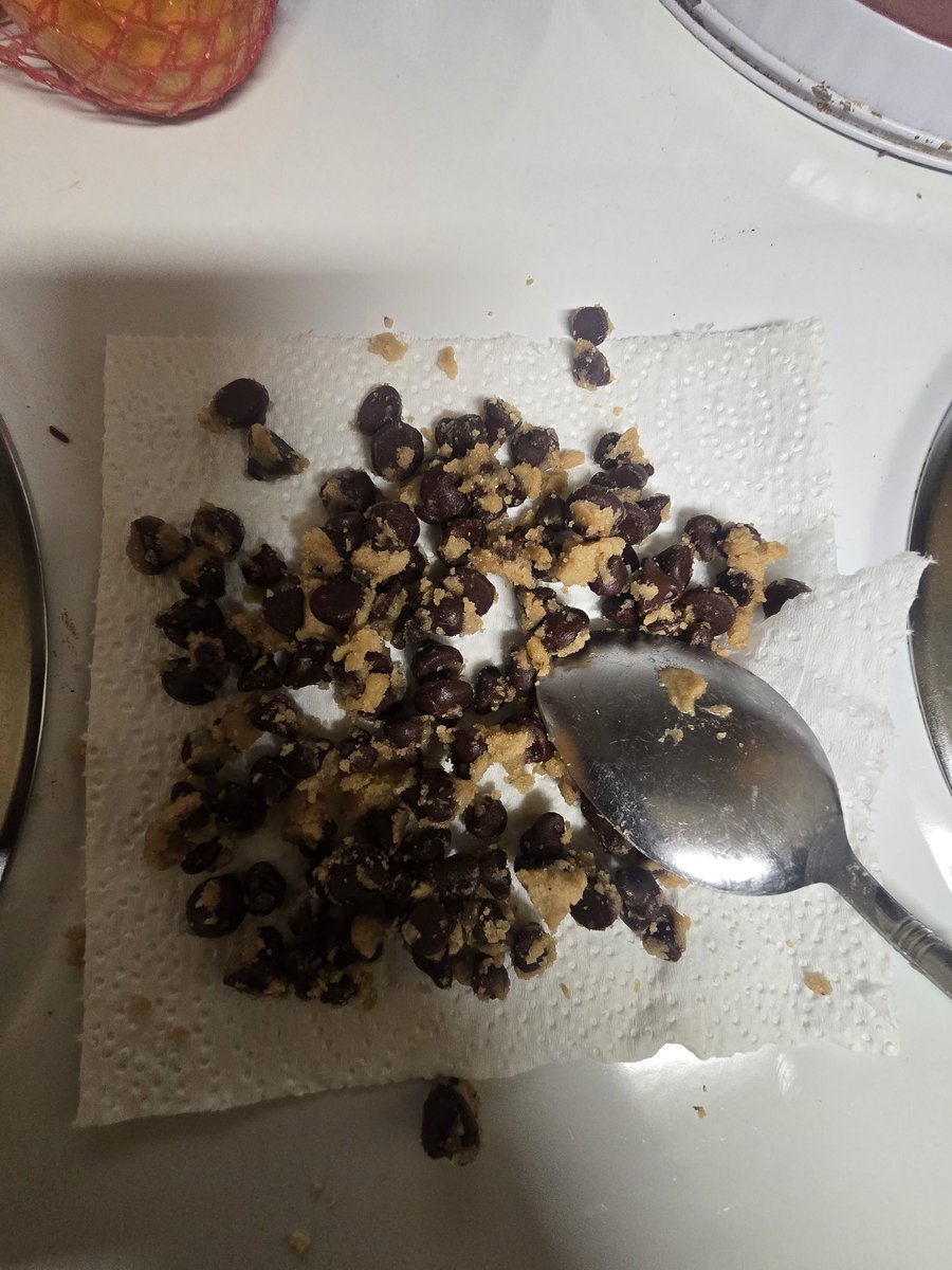 5Kelly_26's tweet photo. @NestleTollHouse Why are these cookies 80% chocolate chips? The ratio is absolutely terrible! https://t.co/hnXj5fQuYt