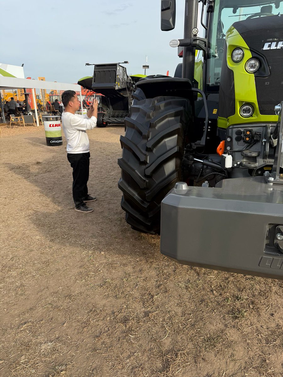 JuanBJuarez's tweet photo. Un chino en Agroactiva copiando😄 https://t.co/cFaYAY53zm