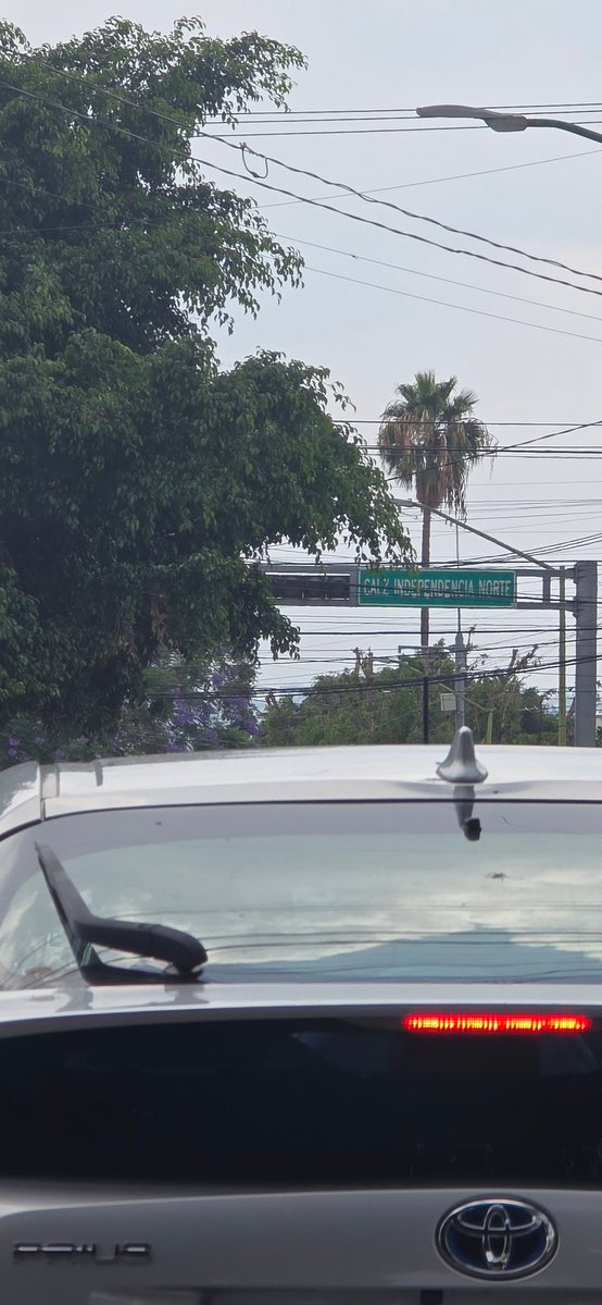 PawaRock's tweet photo. Segundo día del semáforo fundido, sobre calzada y olivette @Trafico_ZMG @AgenciaAMIM https://t.co/f0YVpLbDtg