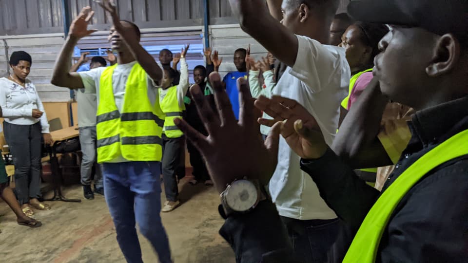 RyvcpUr74149's tweet photo. Kuri uyu mugoroba, Urubyiriko rwo muri @UR_CoE twagize ibiganiro ku mateka ya cyami igice cya kabiri. Ni urubuga rwiza urubyiruko duhuriramo tukiga, tukaganira tukanasabana mu ndirimbo mboneragihugu. https://t.co/iCeVeNfDnN