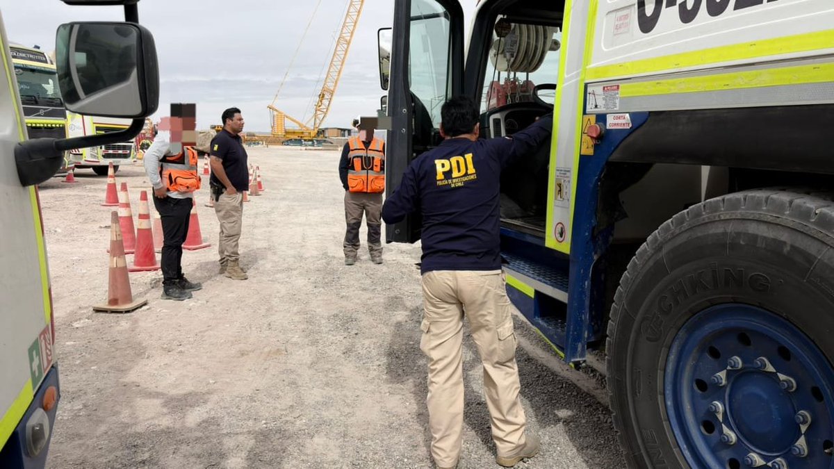 PDI_Antofagasta's tweet photo. 🚨 Detectives de la Brigada de Investigación Criminal #Calama recuperaron 4 grúas de alto tonelaje, avaluadas en más de $5.413 millones, en una investigación por apropiación indebida desarrollada junto al Ministerio Público.

Mediante análisis criminal, inteligencia policial y trabajo interregional con la Brigada Investigadora de Delitos Económicos  #Concepción, se logró ubicar la totalidad de la maquinaria denunciada en distintos puntos de Calama, reafirmando el compromiso de la PDI con la investigación de delitos y la recuperación de bienes.