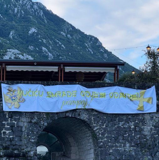 arleta131313's tweet photo. Tačno su Crnogorci poetski narod Njegoša. Mi lupamo glavu, a oni samo rekoše: VUČIĆU SMRADE IDI ODAVDE!
Tačka! https://t.co/8BIoGOh0ZK
