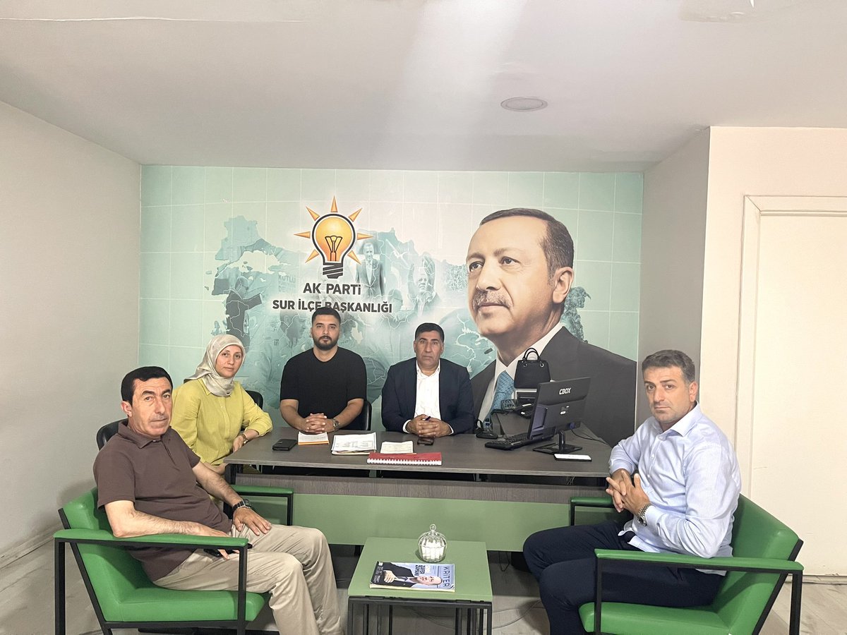 genclikaksur's tweet photo. 📍#Sur | #İlçe Teşkilat Binası

İlçe Başkanımız Sayın Davut Yıldız, İlçe Kadın Kolları Başkanımız Asiye Budak ,İlçe Gençlik Kolları Başkanımız Velat Ülker;

İlçe Teşkilat Mensuplarımız eşliğinde,

#Haftalık Değerlendirme ve İstişare Toplantısı Gerçekleştirdiler. https://t.co/HoTOMqy3qE