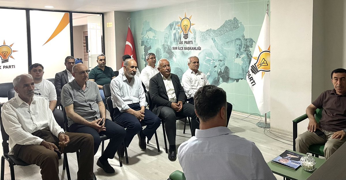 genclikaksur's tweet photo. 📍#Sur | #İlçe Teşkilat Binası

İlçe Başkanımız Sayın Davut Yıldız, İlçe Kadın Kolları Başkanımız Asiye Budak ,İlçe Gençlik Kolları Başkanımız Velat Ülker;

İlçe Teşkilat Mensuplarımız eşliğinde,

#Haftalık Değerlendirme ve İstişare Toplantısı Gerçekleştirdiler. https://t.co/HoTOMqy3qE
