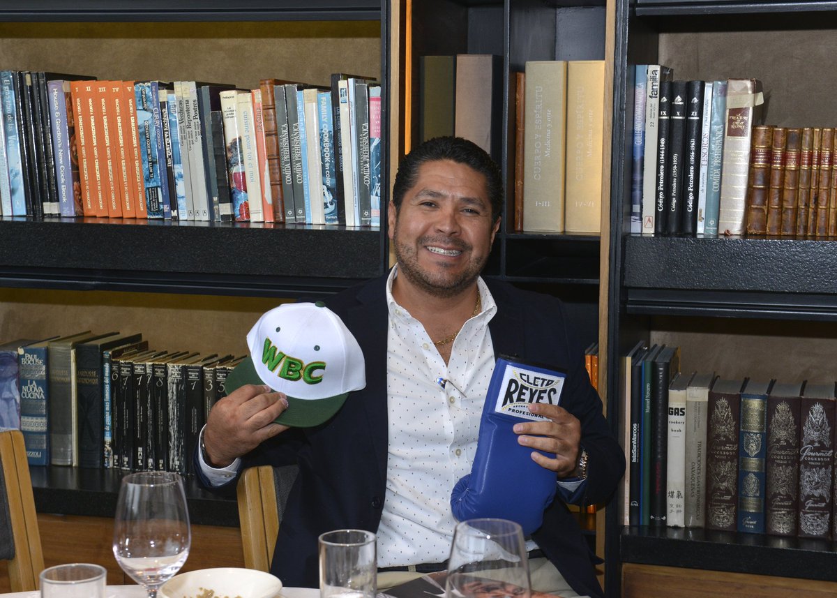 ClubEditores's tweet photo. 📚🥊 Una comida diferente con Mauricio Sulaimán, presidente del Consejo Mundial de Boxeo, quien compartió con nuestros socios una tarde amena y de diálogo.

Su mensaje fue claro: hacer las cosas con pasión, esfuerzo, disciplina y convicción.

¡Gracias a todos los asistentes! https://t.co/0tTs5a2M4e