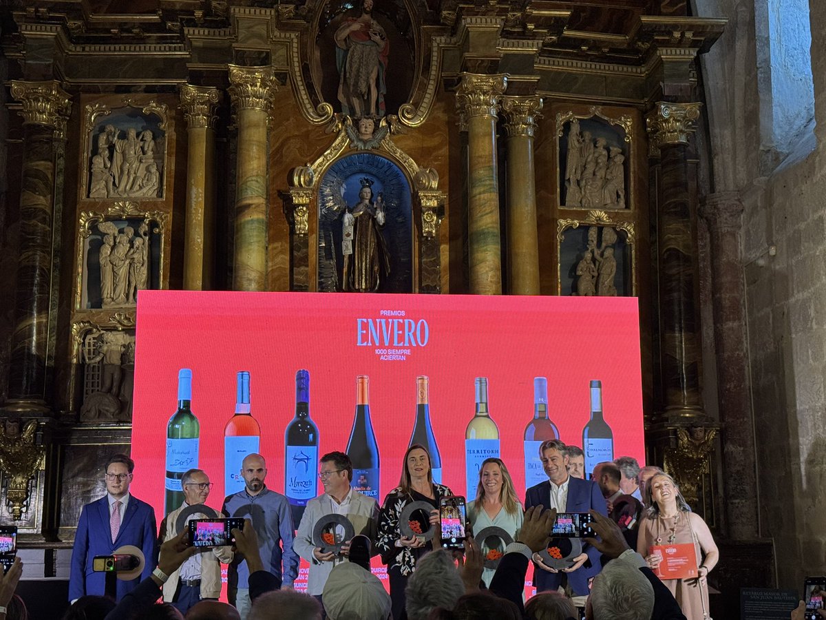 DORibera's tweet photo. 🏆Los Premios Envero 2026 @PremiosEnvero ya tienen ganadores. Ocho vinos, ocho categorías y una misma conclusión: cuando más de mil catadores participan en una cata popular, cada reconocimiento tiene detrás el criterio de quienes disfrutan el vino copa a copa.

Estos son los vinos premiados:

🍷 Blanco
• Matañizal 2025 — Bodega Cooperativa Santa Ana 

🌹 Rosado
• Crazy de Neo 2025 — Bodegas Neo @BodegasNEO 

🍇 Tinto Joven
• Morozán Tinto Joven 2025 — La Asunción de Nuestra Señora Sociedad Cooperativa

🪵 Tinto Joven Roble
• Abadía de San Quirce 6 Meses Barrica 2024 — Bodega Abadía de San Quirce

🍷 Tinto Crianza
• Abadía de San Quirce Crianza 2021 — Bodega Abadía de San Quirce @abadiasanquirce 

✨ Blanco con Envejecimiento
• Territorio Luthier Blanco de Guarda 2022 — Territorio Luthier 

🌹 Rosado con Envejecimiento
• Pradorey Finca La Recorba 2025 — Real Sitio de Ventosilla - Pradorey 

🏅 Tinto Reserva / Gran Reserva
• Torremorón 2021 — Bodega Torremorón

Enhorabuena a todas las bodegas reconocidas en una edición que vuelve a demostrar la diversidad y calidad de los vinos de Ribera del Duero.

#riberadelduero #premiosenvero #arandadeduero #vino #yosoyenvero