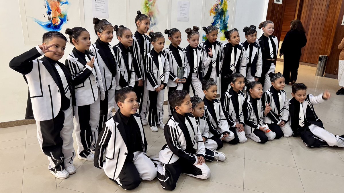 EducacionZ7_Ec's tweet photo. [LOJA] 🎵🎙 ️Las voces de nuestros estudiantes fueron las protagonistas del Festival de la Canción, desarrollado en el marco de los 131 años de la Unidad Educativa Miguel Riofrío. Una jornada que promueve la expresión artística y fortalece la identidad institucional. 🏫👏🏼 https://t.co/U01cHWcpmt