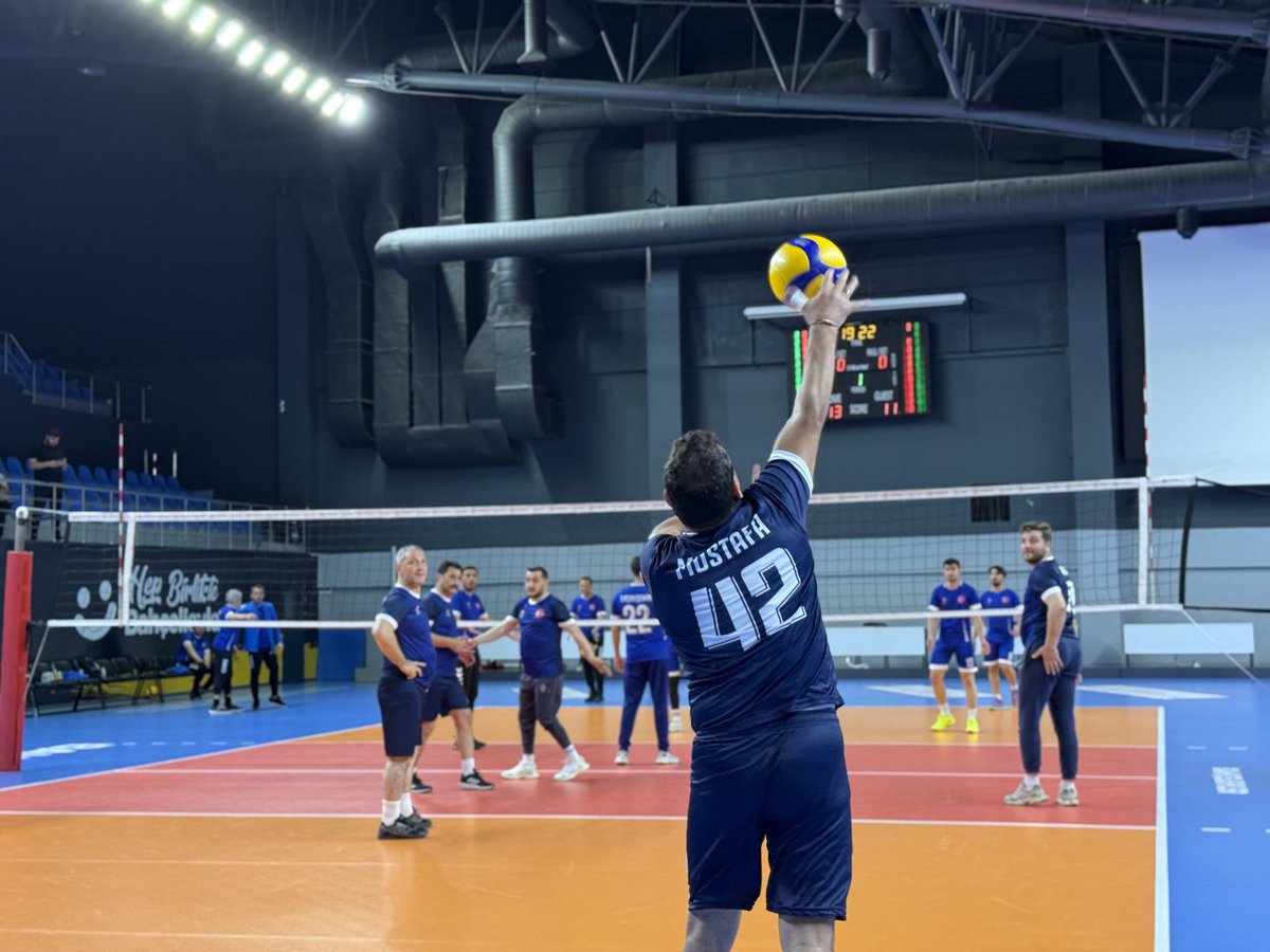AKBahcelievler's tweet photo. İl Başkanlığımızın düzenlediği ilçeler arası voleybol turnuvasında, Başakşehir Teşkilatımızla karşı karşıya geldik. Kıyasıya rekabetin ve büyük bir heyecanın sahne olduğu müsabakanın kazananı, her zamanki gibi dostluk oldu. 🤝🏐

​Takımlarımızı yalnız bırakmayan İlçe Başkanımız Sn.  @EmrahParlak_ 'a, Başakşehir İlçe Başkanımız Sn. @abalin' e, teşkilat mensuplarımıza ve maçımızı izlemeye gelen Bahçelievlerli komşularımıza teşekkür ederiz.