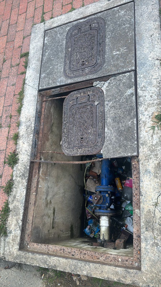SamirBedoya's tweet photo. Han pasado varias semanas desde que en mesa técnica del 12 de mayo se solicitó la reparación de la tapa de la red ubicada en la Carrera 10E # 76-25, en  La localidad de Usme, y la situación continúa sin solución.

La estructura permanece en mal estado y parcialmente abierta, representando un riesgo para peatones y transeúntes.

Solicitamos a la @AcueductoBogota priorizar su intervención y reparación para prevenir accidentes y garantizar la seguridad de la comunidad. #DiciendoyHaciendo