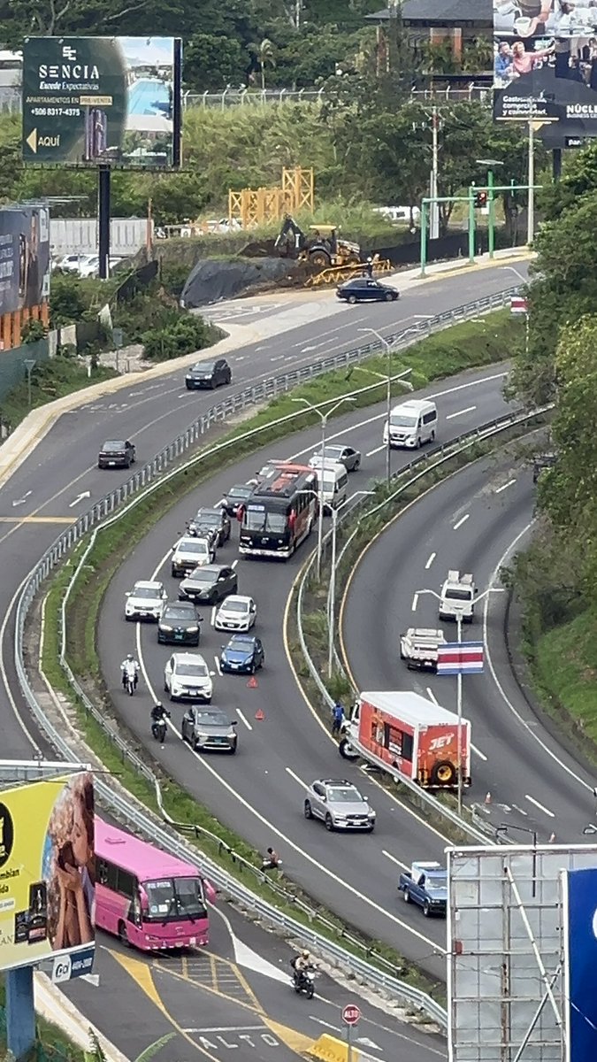 ABFCR's tweet photo. No va a ser mucho tiempo, con los dos carriles internos cerrados. https://t.co/xXx4SeYfs5