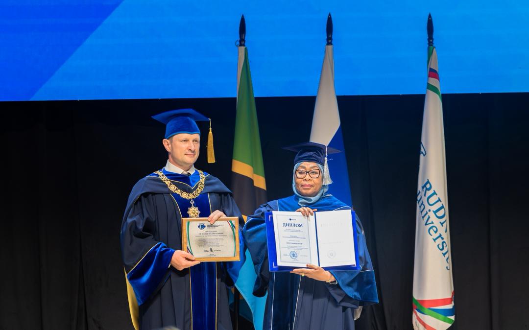 ccm_tanzania's tweet photo. 𝐑𝐀𝐈𝐒 𝐒𝐀𝐌𝐈𝐀 𝐀𝐓𝐔𝐍𝐔𝐊𝐈𝐖𝐀 𝐒𝐇𝐀𝐇𝐀𝐃𝐀 𝐘𝐀 𝐇𝐄𝐒𝐇𝐈𝐌𝐀 𝐔𝐑𝐔𝐒𝐈

Moscow, Urusi | 04 Juni 2026

Rais wa Jamhuri ya Muungano wa Tanzania na Mwenyekiti wa Chama Cha Mapinduzi (CCM), Dkt. Samia Suluhu Hassan, ametunukiwa Shahada ya Heshima ya Uzamivu (Honoris Causa) na Chuo Kikuu cha Urafiki wa Watu wa Urusi (RUDN), ikiwa ni kutambua mchango wake katika uongozi, maendeleo ya jamii na kuendeleza sekta ya elimu.

Akizungumza baada ya kupokea heshima hiyo, Rais Samia amesema tuzo hiyo si yake binafsi bali ni ya walimu, wanafunzi, wazazi na wote wanaoamini kuwa elimu ni msingi wa maendeleo ya watu na mataifa.

Rais Samia amesisitiza umuhimu wa elimu katika kuandaa jamii kukabiliana na mabadiliko ya dunia ya sasa, hususan katika maeneo ya sayansi, teknolojia na ubunifu, akieleza kuwa ushirikiano wa kimataifa ni muhimu ili mataifa yaendelee kunufaika na maendeleo hayo.

Hii ni miongoni mwa shahada za heshima ambazo Rais Samia ameendelea kutunukiwa kutoka vyuo vikuu mbalimbali duniani kutokana na mchango wake katika maendeleo, uongozi na ustawi wa jamii.

Tembelea: https://t.co/XFsl2Qg9M9
_______________
#KazinaUtuTunasongaMbele #SamiaSuluhuHassan
#CCMIpoKazini l
#ElimuKwanza
