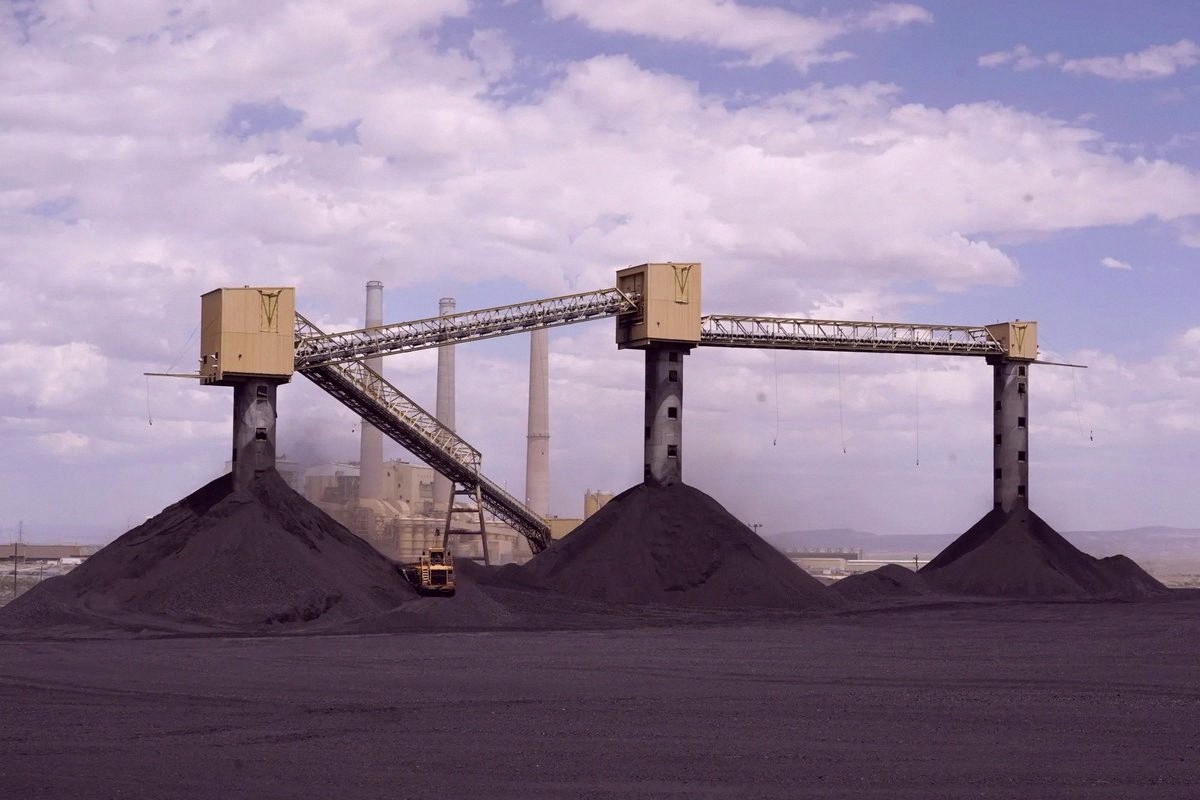 chollasan's tweet photo. 🇺🇸 Trump's putting hundreds of millions of taxpayer money into bringing coal back in the US, according to Bloomberg. https://t.co/q1sQFw9klD