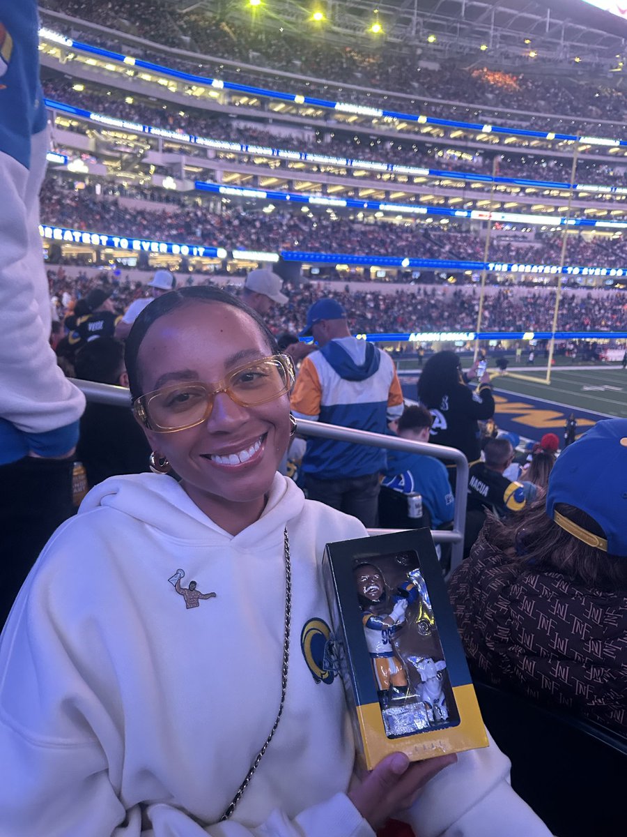 brittany_bets's tweet photo. nerd gangggggg 💙💛 https://t.co/vFh7cnKMWJ