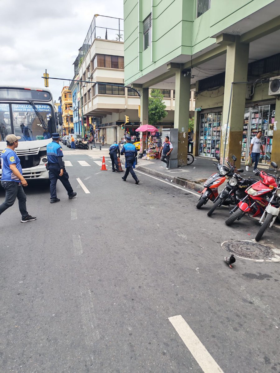 segura_ep's tweet photo. Respecto a un vídeo que circula en redes sociales sobre un incidente en Pío Montúfar, entre Clemente Ballén y 10 de Agosto, de un cuidador que retiró la guía de un vehículo al estacionarse en la vía pública, Agentes de Control Municipal de #SeguraEP junto al gerente general @AlexAnchundi, acudieron al sitio para llamar la atención del ciudadano, socializar las ordenanzas municipales vigentes y retirar los objetos que se encontraban obstaculizando la vía pública.

Recordamos a la ciudadania que este tipo de incidentes  pueden ser reportados a través de la línea 1-8-1.

¡El respeto y el orden son fundamentales en la #CiudadDeTodos, para una mejor convivencia ciudadana! 

​#AsiSeHaceGuayaquil