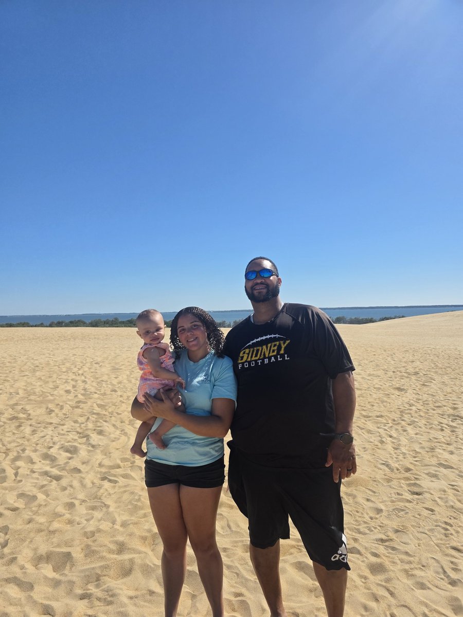 JoeStockton15's tweet photo. Me and my beautiful daughters #Jockeysridge https://t.co/Byz4b2F9jO