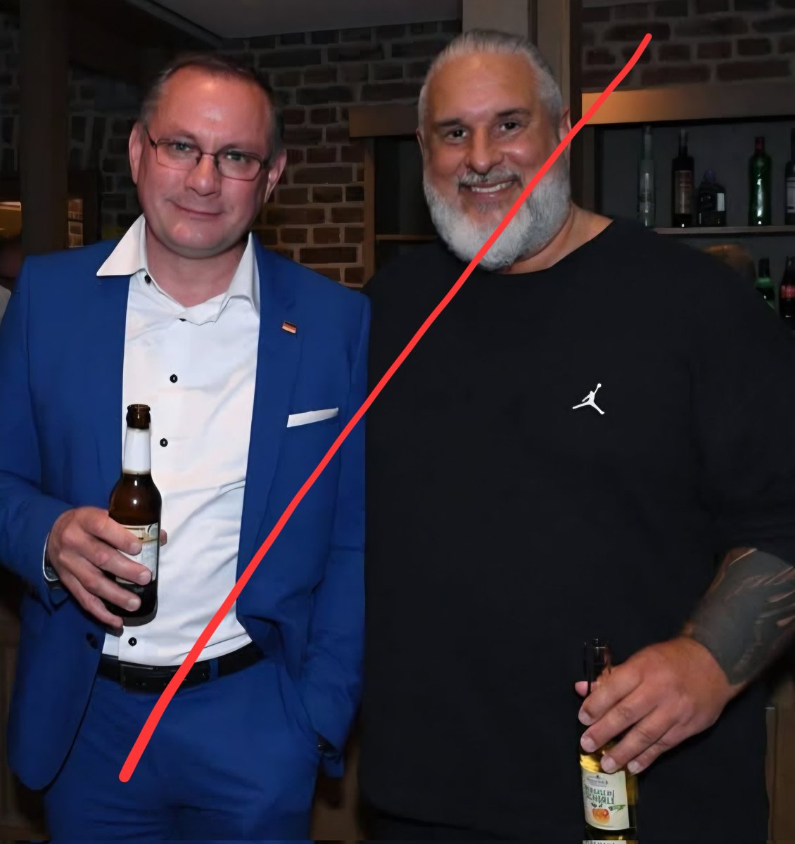 Anonymous00708's tweet photo. SEID GEWARNT!
Das AfD-Chef Chrupalla überhaupt kein Problem damit hat,mit dem mehrfach vorbestraften+vom #Verfassungsschutz als Rechtsextremisten eingestuften 
Kellner zu agieren+präsentieren,zeigt wie rechtsextrem die ganze AfD ist!
VERBOTSANTRAG JETZT!
@BfV_Bund #Landesverrat https://t.co/9mCeWTTXoy