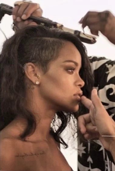 Rihspresso's tweet photo. This hairstyle only looked good on Rihanna😭 https://t.co/Be9jUfkhNS