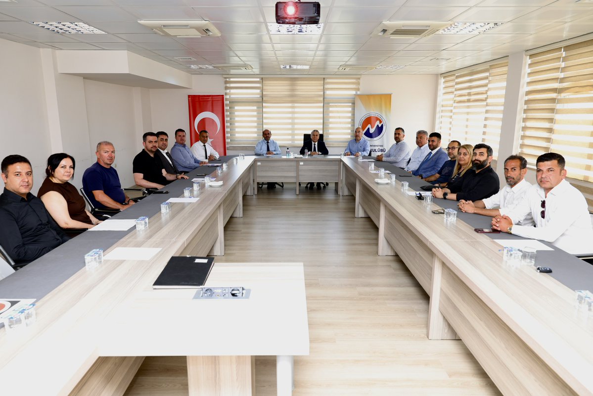 meukurumsal's tweet photo. Rektörümüz @profdrerolyasar, Mersin Üniversitesi Spor Kulübü Olağan Genel Kuruluna Katıldı 📸

🔶 2024 yılında seçilen yönetim kurulunun faaliyetlerini içeren videonun gösterimi ile başlayan kurulda, başkan Doç. Dr. M. Zeki Uyanık tarafından faaliyetler ile ilgili bilgilendirme ve haziruna teşekkür konuşması yapıldı. Daha sonrasında mevcut durum ve gelecekle ilgili görüş alışverişinde bulunuldu. Kurulda, mevcut yönetimle devam kararı alındı.

🗣️ Kurulda konuşan @profdrerolyasar, “Spor Kulübümüz gerçekleştirdiği başarılı faaliyetlerle Üniversitemizin adını hem şehrimizde hem de ülkemizde gururla duyuruyor. Çocuklarımız ve gençlerimizin sporla buluşmasını sağlayan kulübümüzü tebrik ediyor, görevine devam eden yönetim kurulumuza çalışmalarında başarılar diliyorum. Spora ve sporcuya olan desteklerimiz devam edecek.” dedi.

🔷 Kurul sonrasında yönetim kurulu üyeleri, Rektörümüz @profdrerolyasar’ı makamında ziyaret etti ve kulüp ile ilgili gelecek perspektiflerini paylaşarak destekleri için kendisine teşekkürlerini iletti.

#MersinÜniversitesi