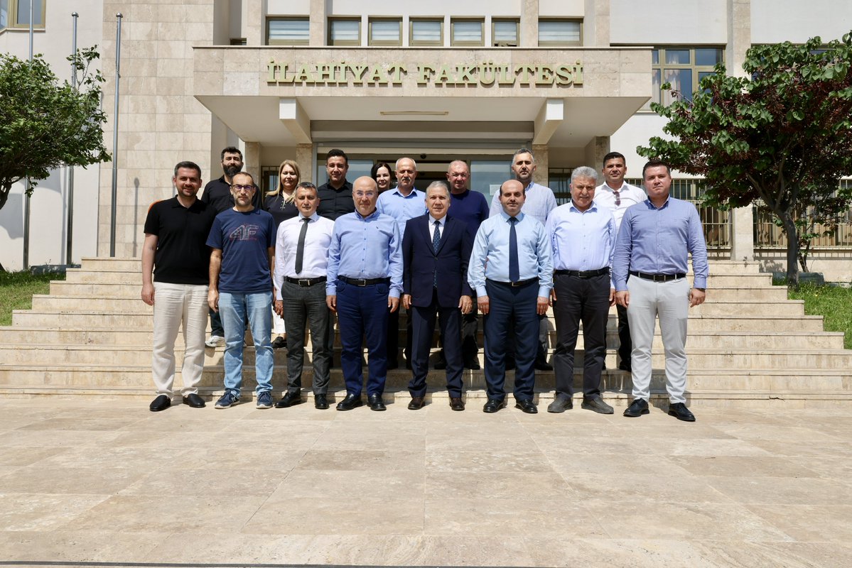 meukurumsal's tweet photo. Rektörümüz @profdrerolyasar, Mersin Üniversitesi Spor Kulübü Olağan Genel Kuruluna Katıldı 📸

🔶 2024 yılında seçilen yönetim kurulunun faaliyetlerini içeren videonun gösterimi ile başlayan kurulda, başkan Doç. Dr. M. Zeki Uyanık tarafından faaliyetler ile ilgili bilgilendirme ve haziruna teşekkür konuşması yapıldı. Daha sonrasında mevcut durum ve gelecekle ilgili görüş alışverişinde bulunuldu. Kurulda, mevcut yönetimle devam kararı alındı.

🗣️ Kurulda konuşan @profdrerolyasar, “Spor Kulübümüz gerçekleştirdiği başarılı faaliyetlerle Üniversitemizin adını hem şehrimizde hem de ülkemizde gururla duyuruyor. Çocuklarımız ve gençlerimizin sporla buluşmasını sağlayan kulübümüzü tebrik ediyor, görevine devam eden yönetim kurulumuza çalışmalarında başarılar diliyorum. Spora ve sporcuya olan desteklerimiz devam edecek.” dedi.

🔷 Kurul sonrasında yönetim kurulu üyeleri, Rektörümüz @profdrerolyasar’ı makamında ziyaret etti ve kulüp ile ilgili gelecek perspektiflerini paylaşarak destekleri için kendisine teşekkürlerini iletti.

#MersinÜniversitesi