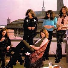 XpiM9ptFPaE9WUU's tweet photo. 今日、6/5は1970年、ディープ・パープルの『Deep Purple in Rock』がリリースされた日なので聴いています。パープルがアートロックからハードロックに舵を切った歴史的名盤と思います。ギランのヴォーカルとブラックモアのギターの超絶度合いがハンパない。56年経った今聴いても新鮮です。 https://t.co/LR3ycJgqRs