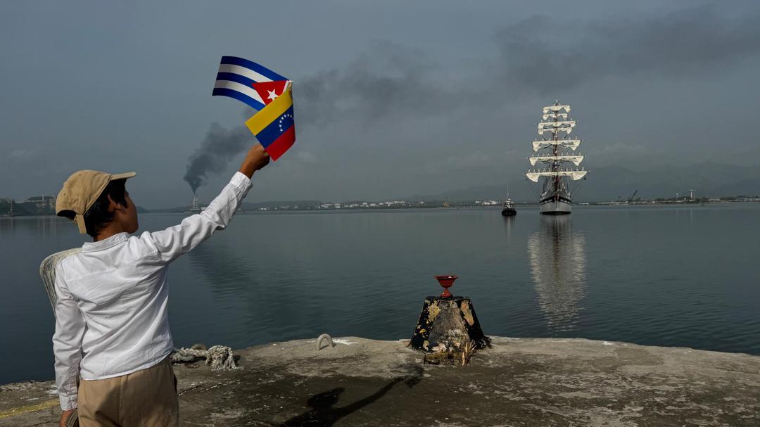 Cancilleria_ve's tweet photo. 📰#Noticia | Buque Escuela “Simón Bolívar” arriba a Santiago de Cuba para llevar el mensaje de la Diplomacia Bolivariana de Paz

Durante su estadía la tripulación del Buque Escuela insignia de la Armada Bolivariana desarrollará una amplia agenda.

https://t.co/EkFXYb9NKV https://t.co/B5Zhh9FSXw