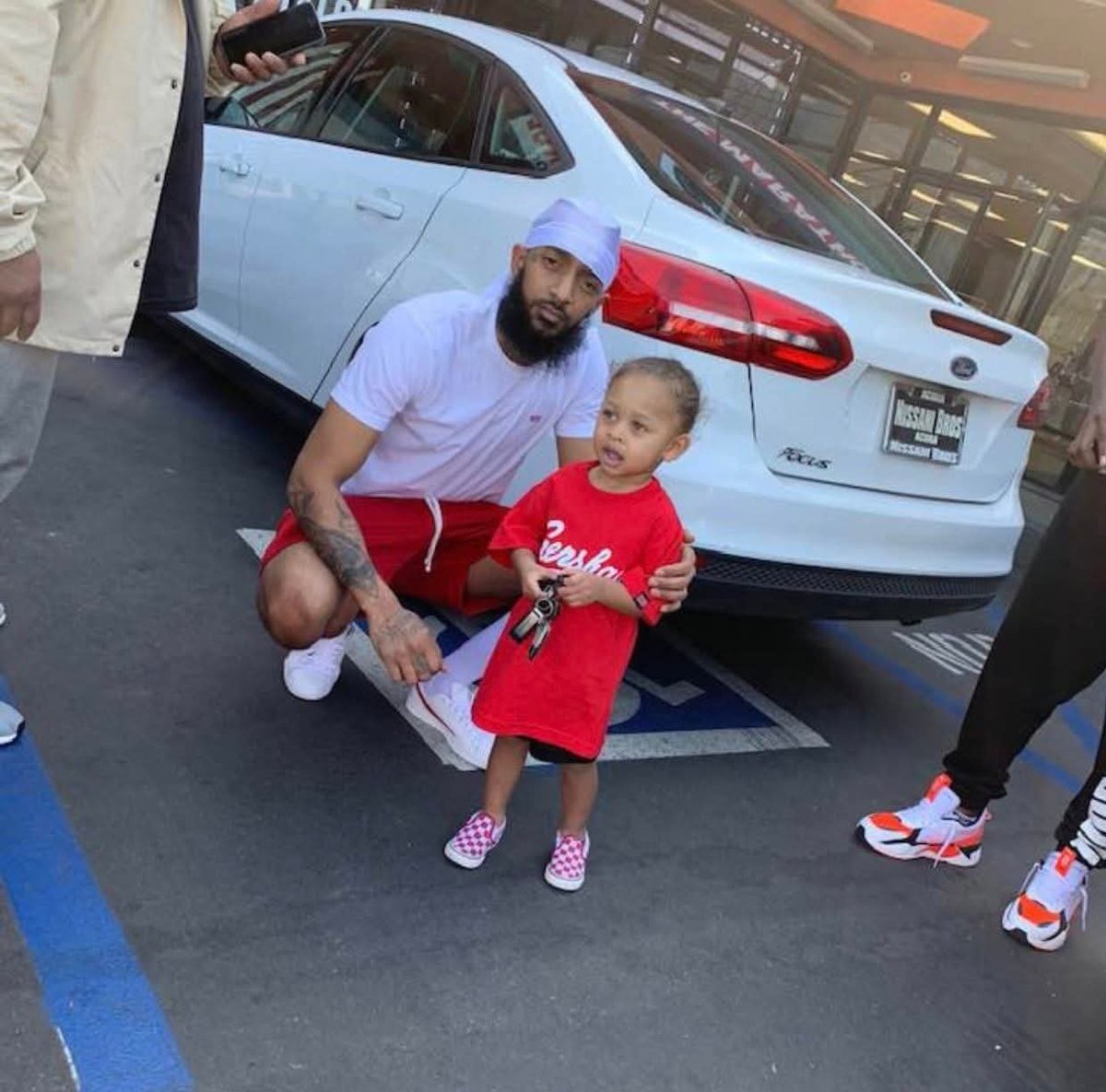 Manlike_Solz's tweet photo. Allegedly one of the last photos of Nipsey Hussle. Rest in Power 💙🏁 https://t.co/uAB1RVJpFA