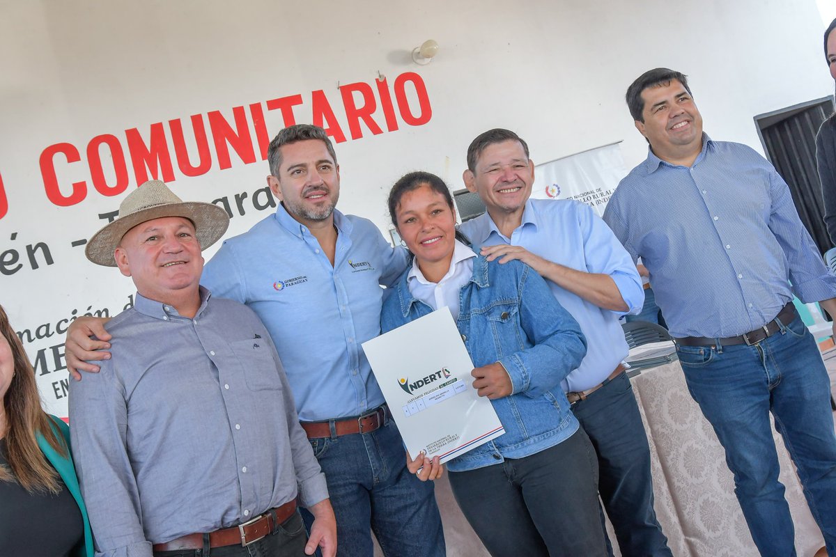 IndertPy's tweet photo. ¡Histórica titulación masiva de tierras en Ñeembucú!. 220 familias del asentamiento Belén,Tacuaras, recibieron sus adjudicaciones de tierras de manos del Vice Presidente @AllianaPedro, el titular del INDERT, @frarui11, y autoridades locales. 
#GobiernoDelParaguay https://t.co/0OnINCqub2