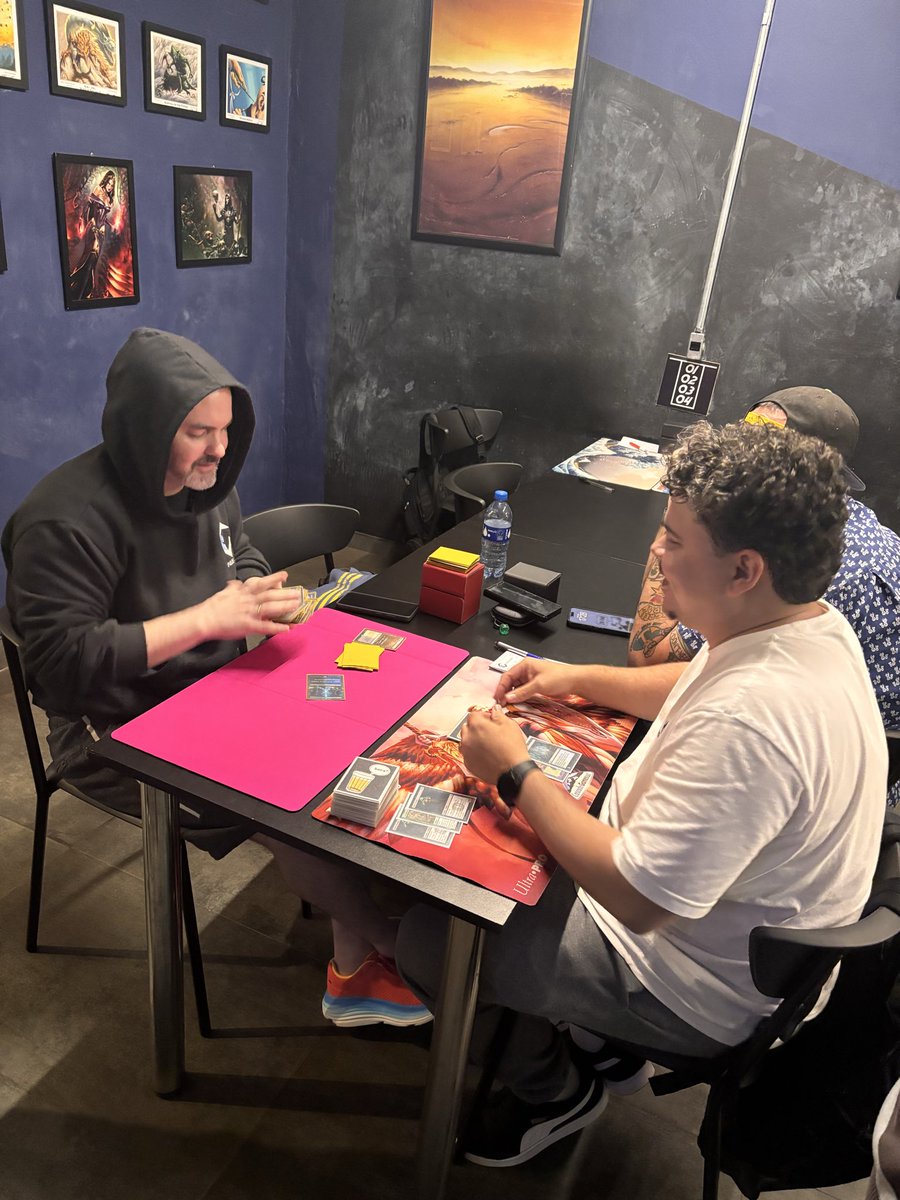 ibrandao's tweet photo. A Pro Tour star playing a good game of Magic The Gathering in a random thursday @InsideMTG https://t.co/X3qiVh0du9