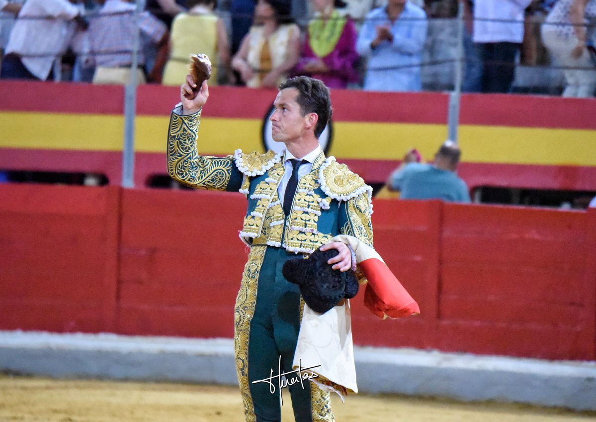 InfoDanielLuque's tweet photo. 1er toro : OVACIÓN 

2do toro : OREJA con petición de segunda 

Tarde difícil, de poderío y esfuerzo constante. https://t.co/a8aBuuKtmS