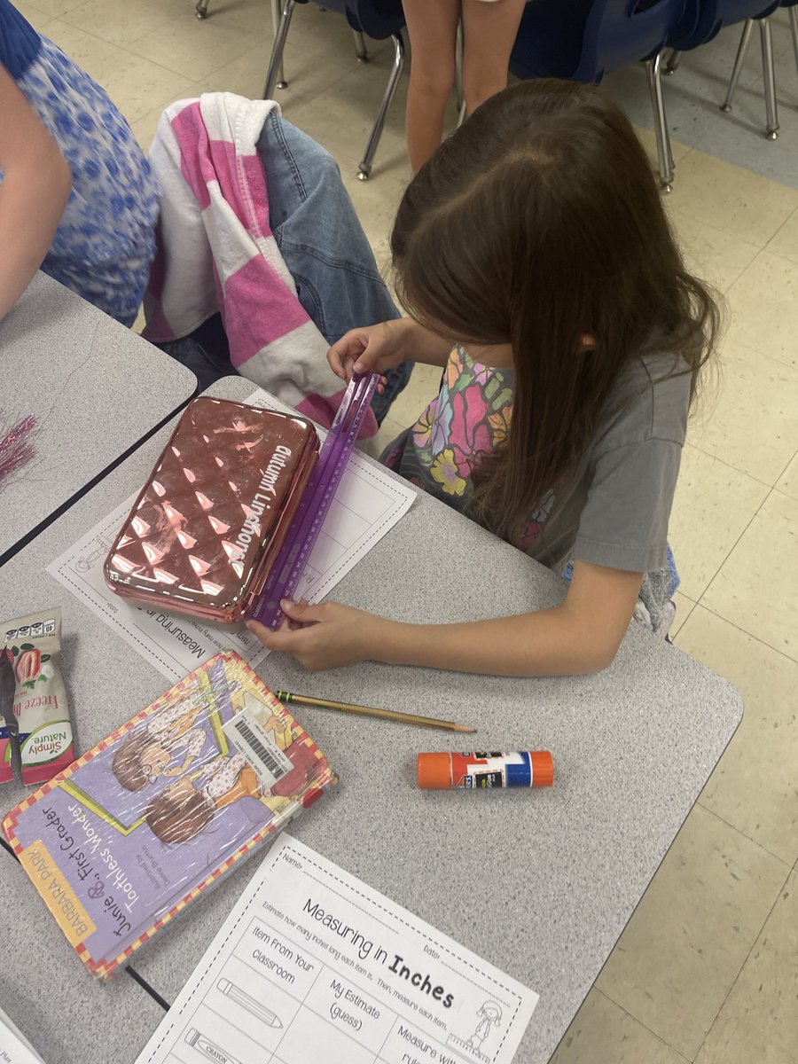Brantsfirsties's tweet photo. Measurement around the room 📏 https://t.co/3efCrPi69L