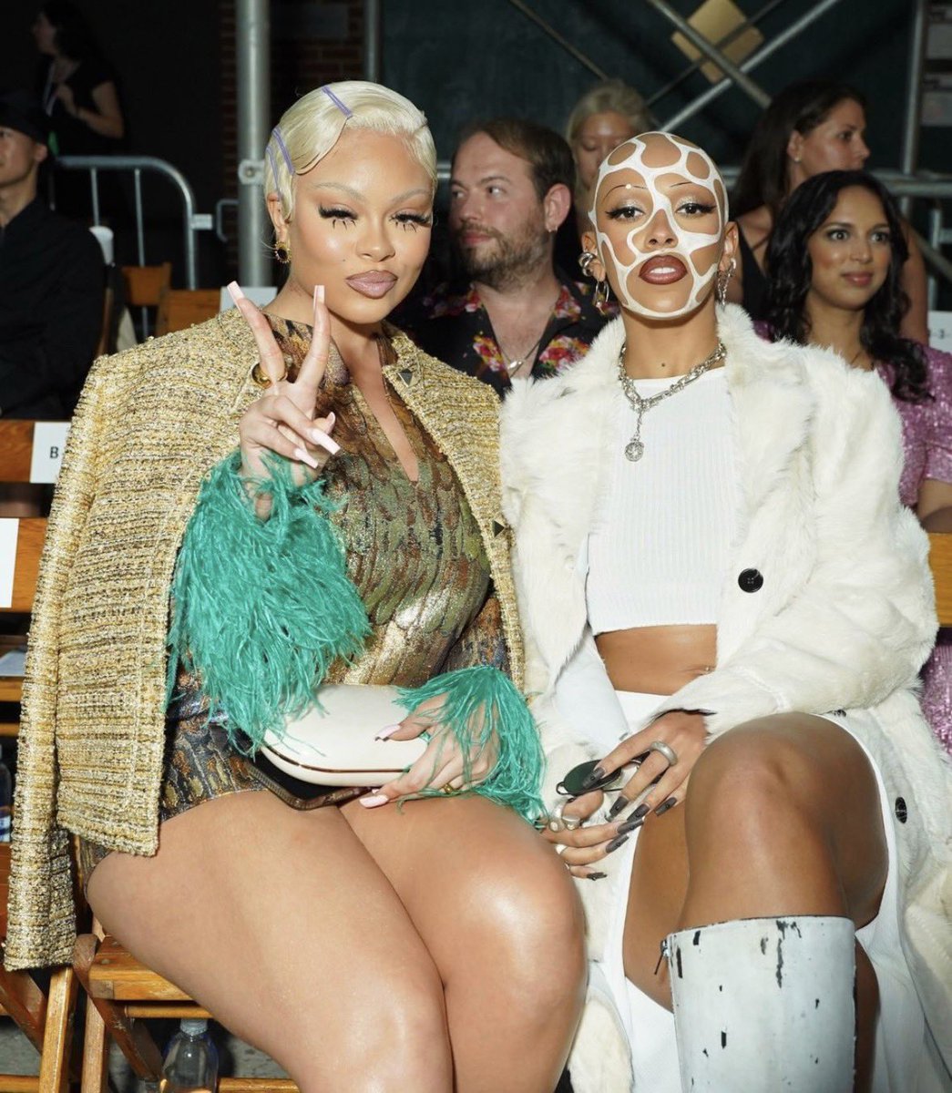 DojaHubs's tweet photo. .@DojaCat’s most frequent female collaborators:

#1. Latto, 4 (+1)
#1. SZA, 4
#4. Saweetie, 3
#4. Ariana Grande, 3 https://t.co/8p7xhFtRLf