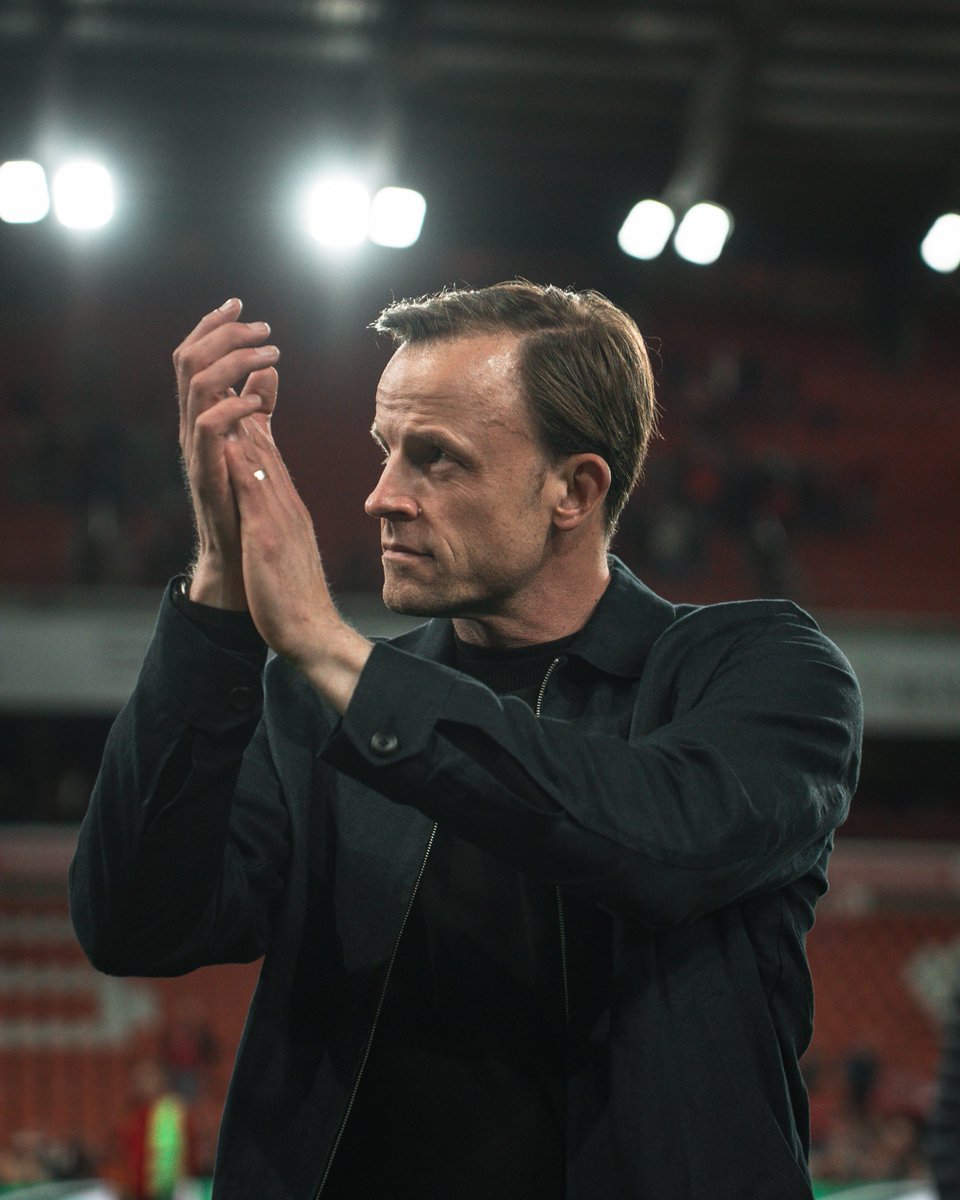 Standard_RSCL's tweet photo. Vincent Euvrard prolonge d’une saison supplémentaire. L’entraîneur a signé ce jeudi un contrat le liant au club jusqu’en juin 2028. Félicitations, Coach. 🔴⚪️

📝 https://t.co/7F3LM1jWq4 https://t.co/1OByRNYc0L