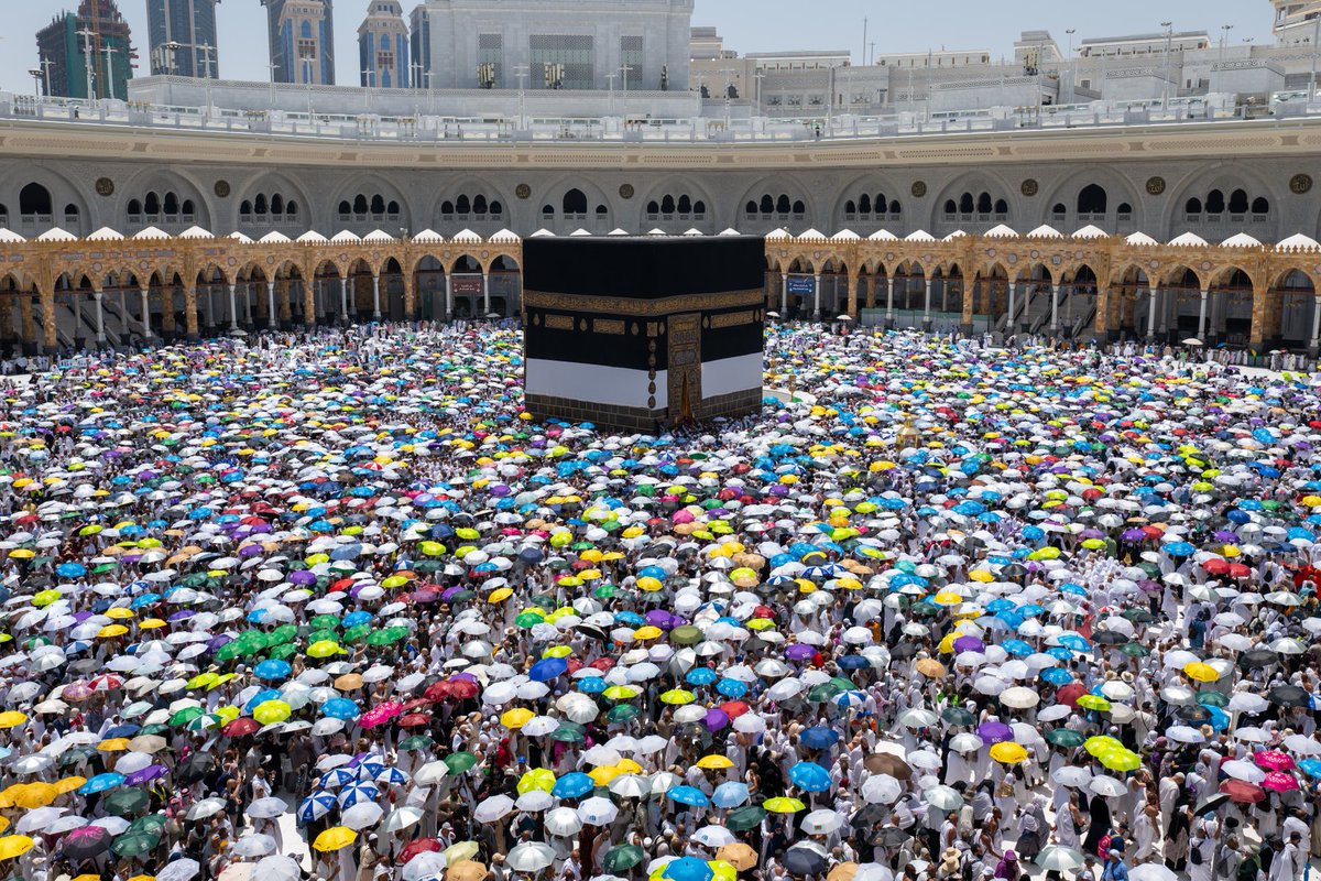ezZencani's tweet photo. Tavaf alanı bu renkli şemsiyelerle sizce de daha güzel olmamış mı? İnsanın kuşlar gibi uçup orada olası geliyor. Rabbim en kısa zamanda cümlemize nasip etsin. https://t.co/QYv8UOrvJg
