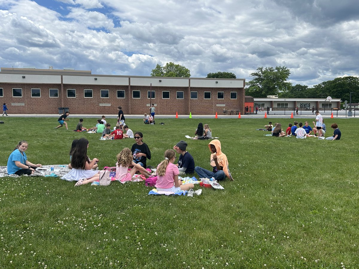 ForgeElem's tweet photo. Beautiful day for lunch outside! Thanks for all your ROARing Forge students!! https://t.co/d3Pykm6DhJ