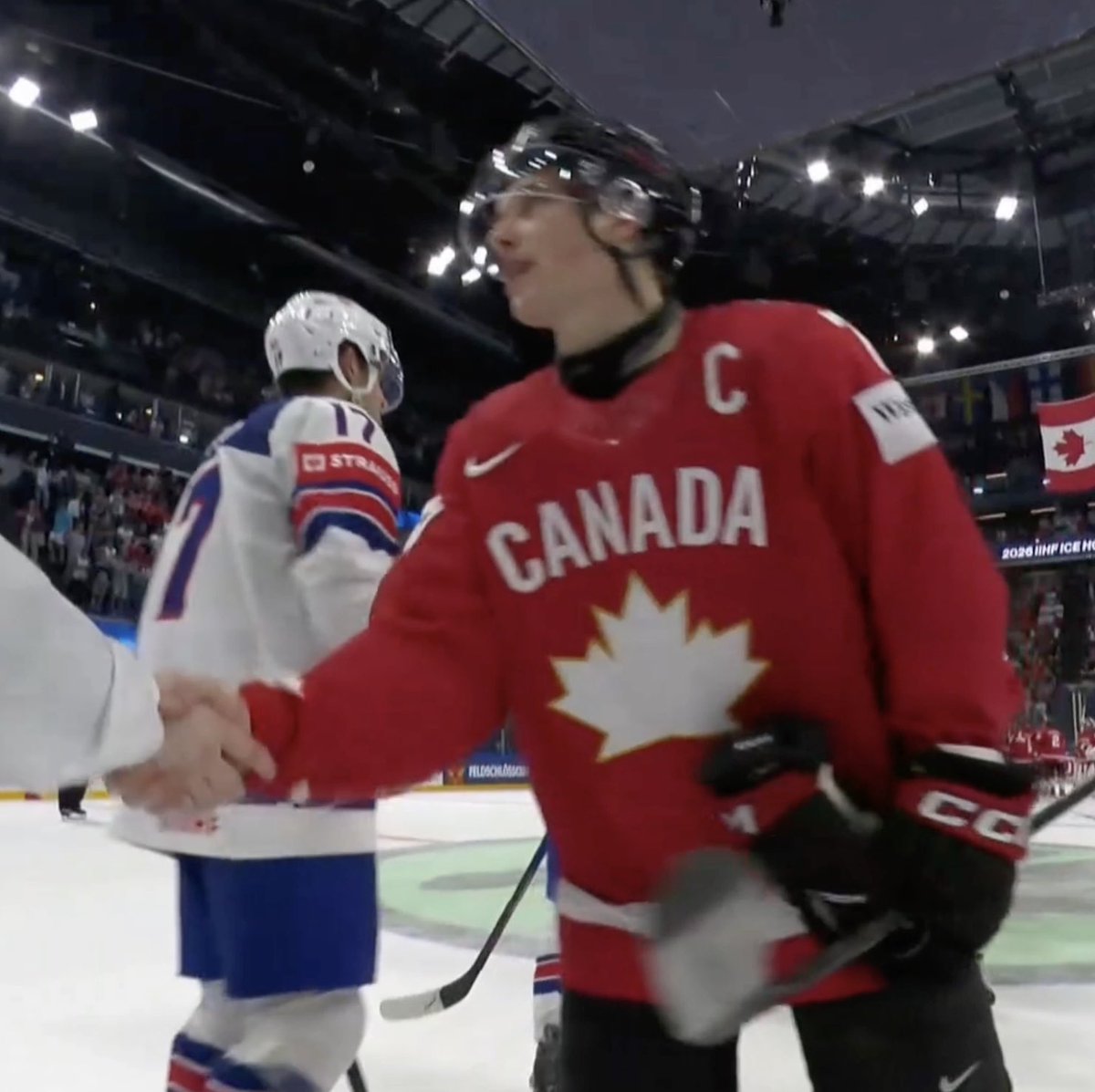 mintycubs's tweet photo. oh so he DOES know how to handshake ppl but still chooses to dap the refs https://t.co/P15N7AlaPG