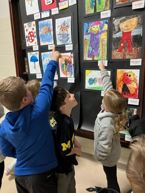 BA_Hatchets's tweet photo. Young Artists in the Making! 👩 🎨 🖌️

Students from Mrs. Miles' 2nd-grade class took a trip to see some of their art displayed at last week's Fine Arts Night put on by the Bad Axe Arts &amp; Music Department. https://t.co/l84EmQz2bg