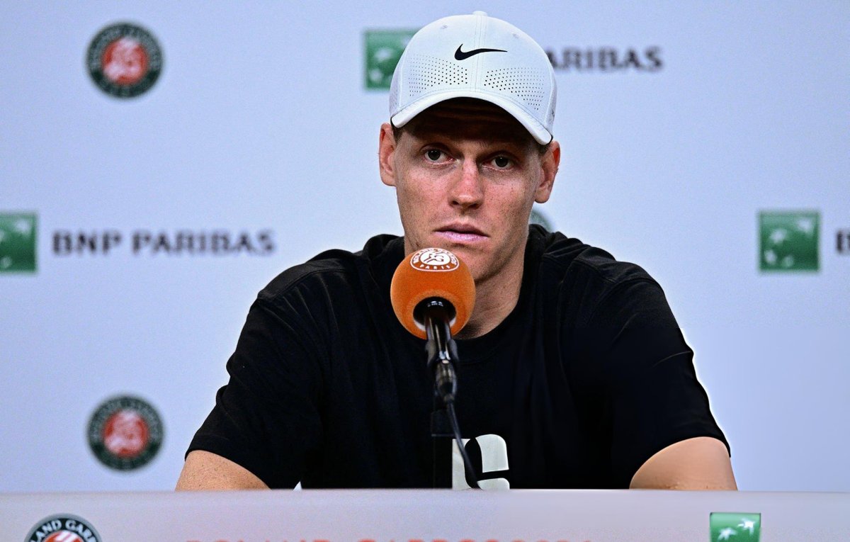 Tiempodetenis1's tweet photo. Las declaraciones completas de Jannik Sinner tras su derrota ante Juan Manuel Cerúndolo en segunda ronda de Roland Garros:

🗣️ “No me sentía bien en la pista. Estaba en una buena posición, incluso en el tercer set, pero empecé a sentirme muy mareado y sin energía. Aunque estaba jugando un tenis fantástico, hoy simplemente no podía encontrar fuerzas. No recuerdo la última vez que me sentí tan débil físicamente.”

🗣️ “En el cuarto set lo dejé ir un poco para intentar recuperar algo de energía para el quinto, porque ahí puede pasar cualquier cosa. Intenté mantenerme ahí con todo lo que tenía, pero después todo se hizo cuesta abajo.”

🗣️ “Hacía calor, sí, pero no era algo insoportable. No fue el clima ni las condiciones: fui yo hoy. Y estas cosas pueden pasar. Felicitaciones a él, no quiero quitarle mérito. Jugó un partido muy sólido, especialmente al final.”

🗣️ “Ahora necesito tiempo para recuperarme completamente, también mentalmente. Probablemente no juegue ningún torneo previo sobre césped para llegar listo a Wimbledon.”
