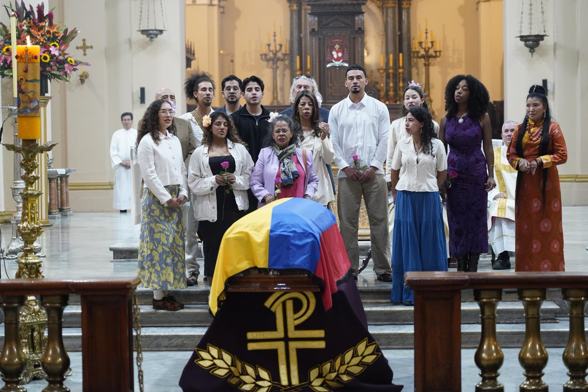 mincultura's tweet photo. Celebramos la vida y el legado inmenso de nuestra eterna maestra, Totó la Momposina. 🇨🇴

Desde la Catedral Primada de Colombia, acompañamos su viaje no con un adiós, sino con la gratitud de un país entero. Nacida entre cumbias y bullerengues en Talaigua Nuevo, Totó hizo de nuestra música una memoria colectiva y llevó el alma del Caribe a más de 150 países.

Su voz majestuosa nos representó ante el mundo entero y nos enseñó que la tradición es la historia viva de los pueblos. Su legado es inmortal y vivirá por siempre en el repique de los tambores, en las nuevas cantadoras y en la identidad más profunda de Colombia.