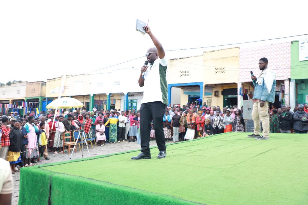 REMA_Rwanda's tweet photo. Today @REMA_Rwanda &amp; @PlanRwanda through @UrunanaDC organised an awareness campaign on #ClimateAction &amp; #BiodiversityConservation around @VolcanoesPark &amp; Buhanga EcoPark

Climate action is a responsibility for all of us as we work together to address the effects of climate change https://t.co/Mcz2EwtxGM