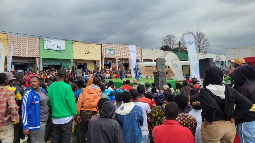 REMA_Rwanda's tweet photo. Today @REMA_Rwanda &amp; @PlanRwanda through @UrunanaDC organised an awareness campaign on #ClimateAction &amp; #BiodiversityConservation around @VolcanoesPark &amp; Buhanga EcoPark

Climate action is a responsibility for all of us as we work together to address the effects of climate change https://t.co/Mcz2EwtxGM