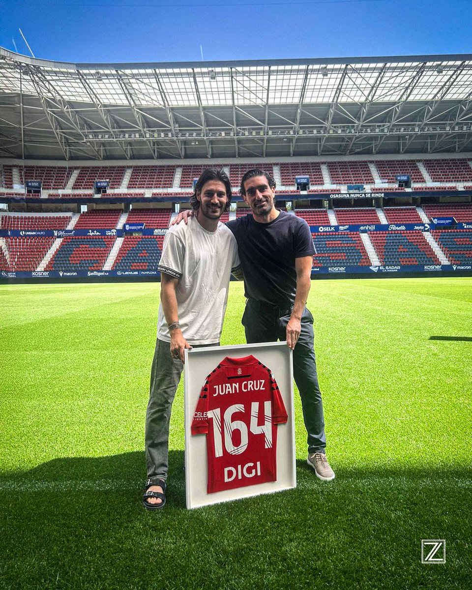 RoalzaSports's tweet photo. 𝟔 𝐭𝐞𝐦𝐩𝐨𝐫𝐚𝐝𝐚𝐬. 𝟏𝟔𝟒 𝐩𝐚𝐫𝐭𝐢𝐝𝐨𝐬. 🛡️⚔️ @OficialJuanCruz 

Gracias por tu dedicación, tu compromiso inquebrantable y tu trabajo diario defendiendo el escudo de @Osasuna 🫡 Han sido 6 años EJEMPLARES. Seguimos caminando juntos 🤜🏼🤛🏼 https://t.co/LecpgZq8Yk